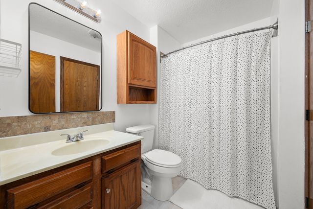 2418 W 60 Place, Davenport, IA 52806
