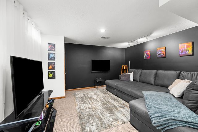 2418 W 60 Place, Davenport, IA 52806