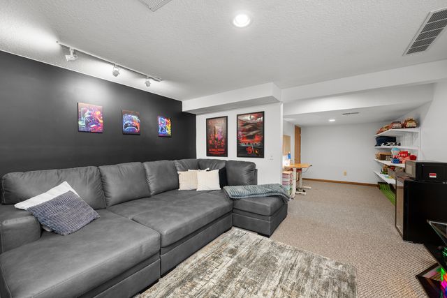 2418 W 60 Place, Davenport, IA 52806