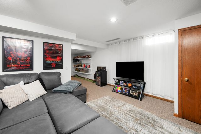 2418 W 60 Place, Davenport, IA 52806