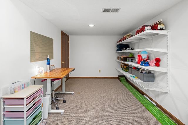 2418 W 60 Place, Davenport, IA 52806