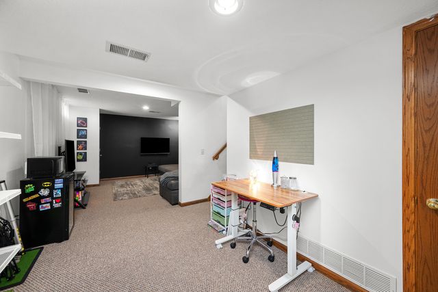 2418 W 60 Place, Davenport, IA 52806