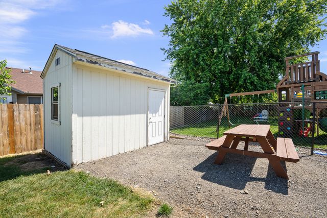2418 W 60 Place, Davenport, IA 52806
