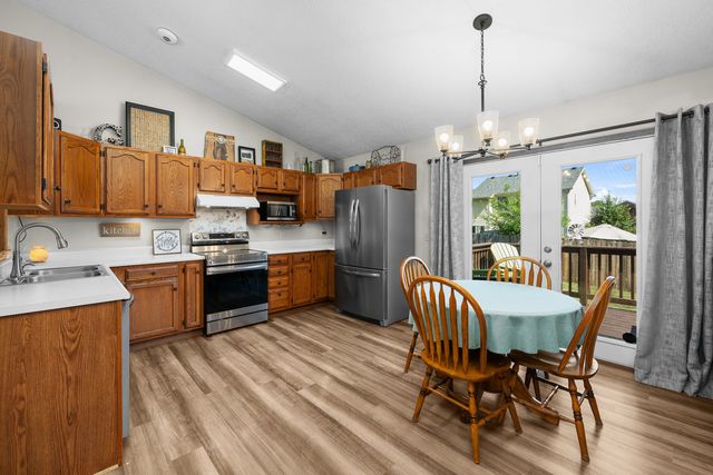 2418 W 60 Place, Davenport, IA 52806