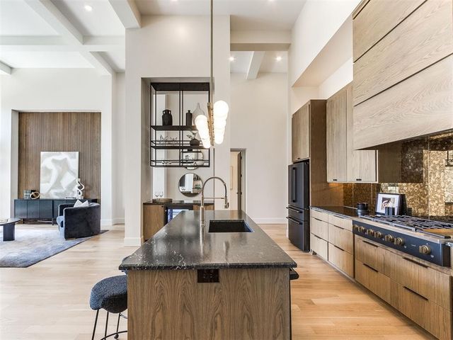 10605 Lakeside Drive, The Village, OK 73120