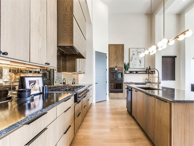 10605 Lakeside Drive, The Village, OK 73120