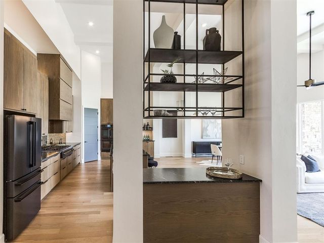 10605 Lakeside Drive, The Village, OK 73120