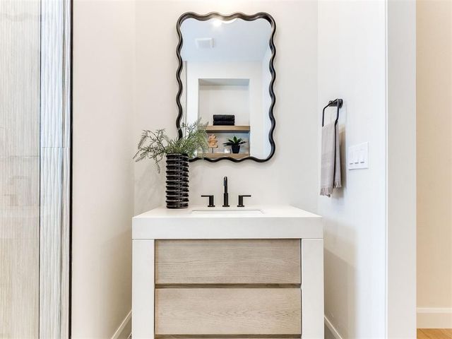 10605 Lakeside Drive, The Village, OK 73120