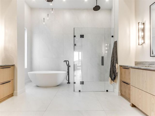 10605 Lakeside Drive, The Village, OK 73120