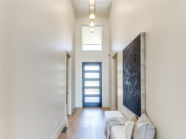 10605 Lakeside Drive, The Village, OK 73120