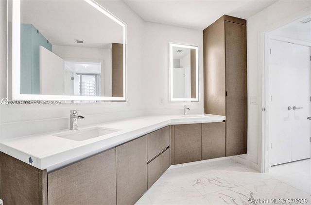 851 NE 1st Ave 3903, Miami, FL 33132