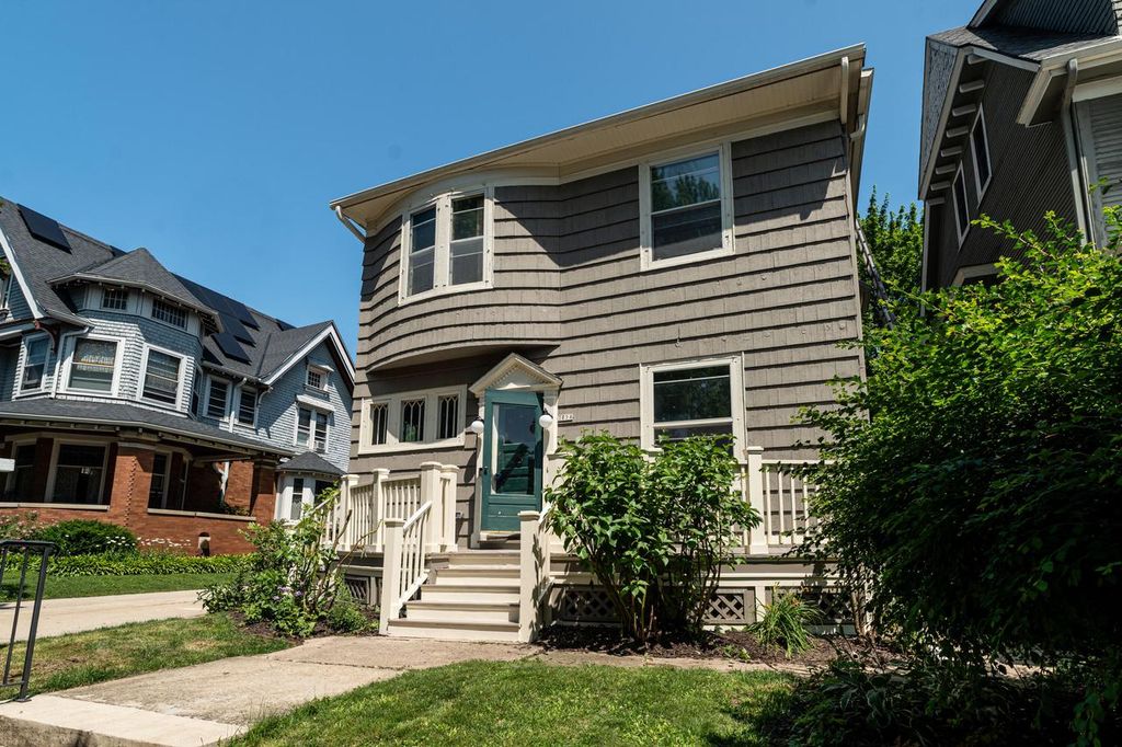2824 N Murray AVENUE, Milwaukee, WI 53211