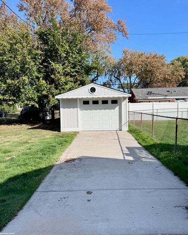 21527 Bon Heur Street, Saint Clair Shores, MI 48081