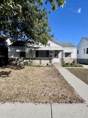 21527 Bon Heur Street, Saint Clair Shores, MI 48081
