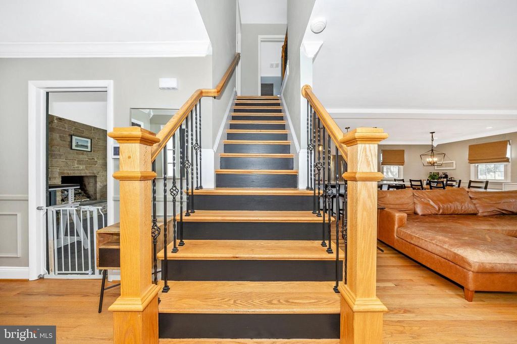 Image 4 of property listing at 212 BAUGHMANS LN, Frederick, MD 21702