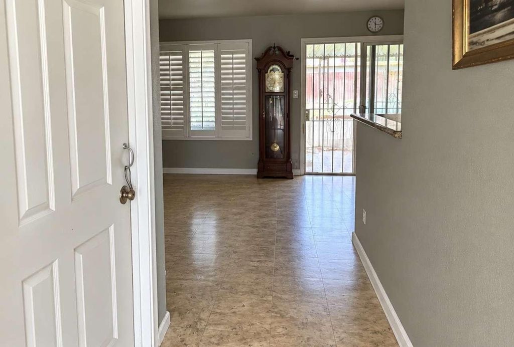 Image 2 of property listing at 3322 N Lorna Avenue, Fresno, CA 93705