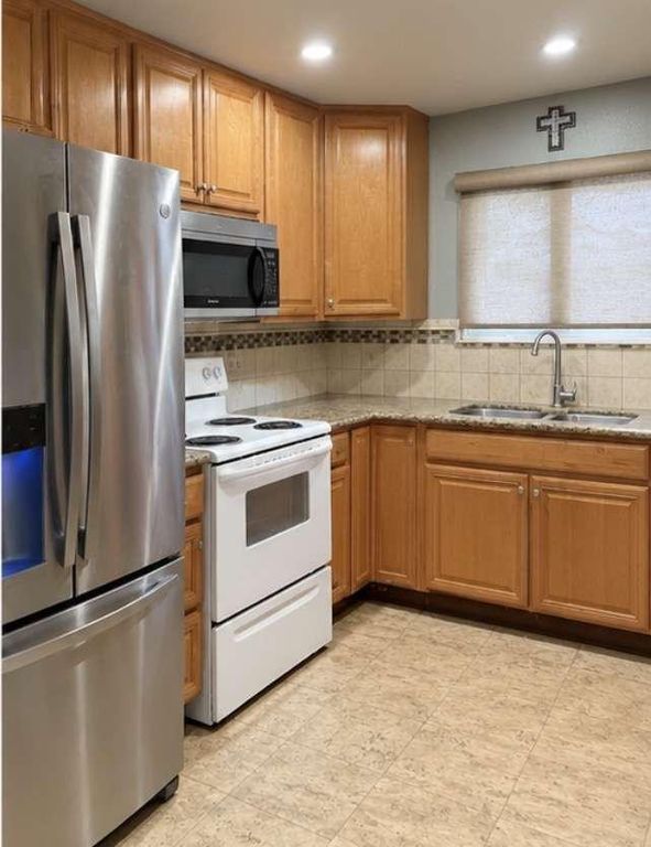 Image 4 of property listing at 3322 N Lorna Avenue, Fresno, CA 93705