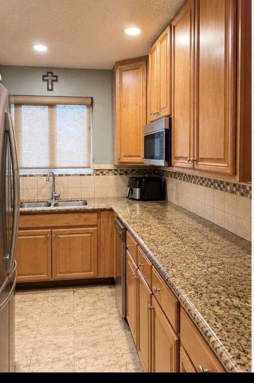 Image 5 of property listing at 3322 N Lorna Avenue, Fresno, CA 93705