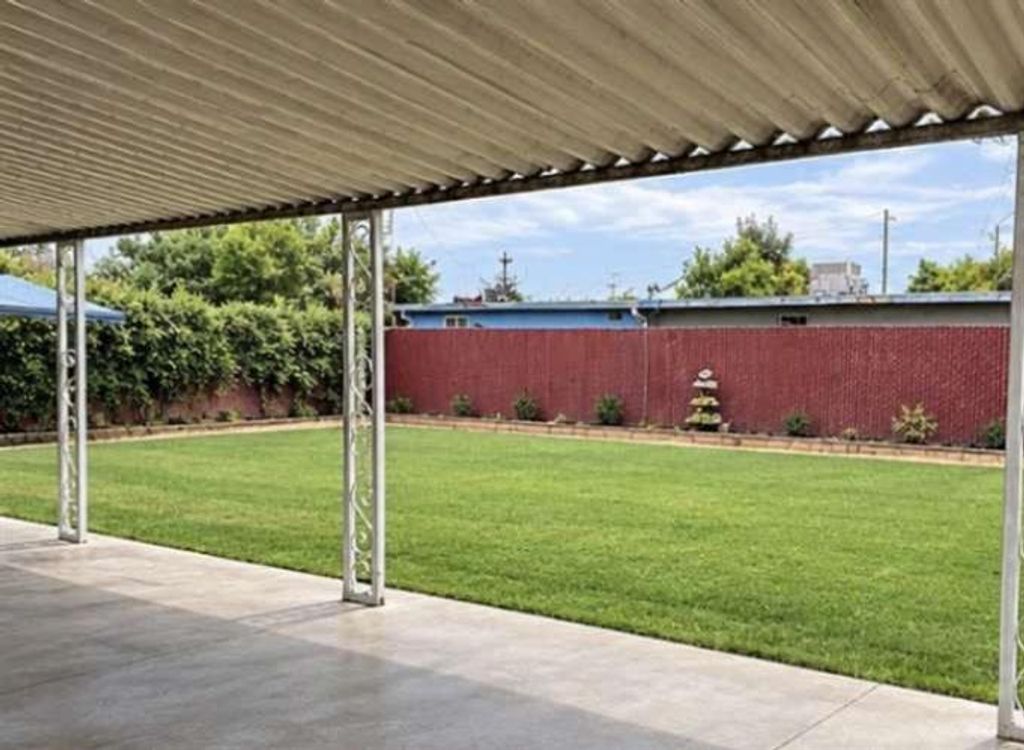 Image 8 of property listing at 3322 N Lorna Avenue, Fresno, CA 93705