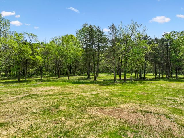 1990 Chicken Rd, Lebanon, TN 37090