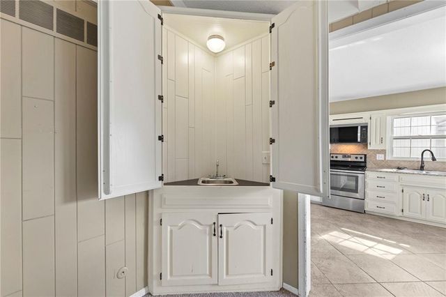 1212 E Frontier Lane, Olathe, KS 66062