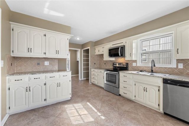 1212 E Frontier Lane, Olathe, KS 66062