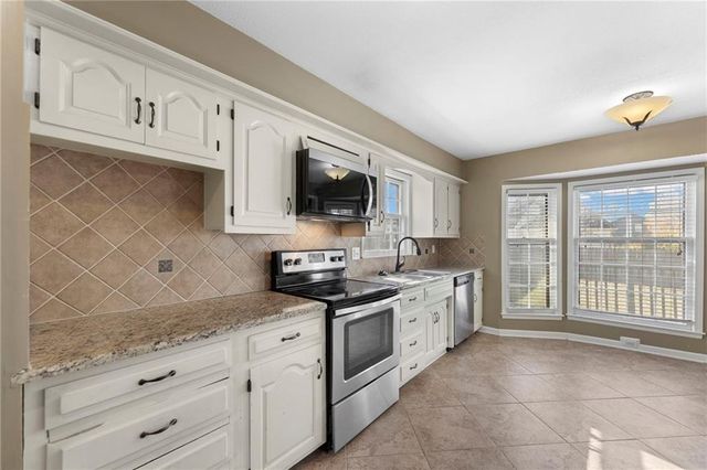 1212 E Frontier Lane, Olathe, KS 66062