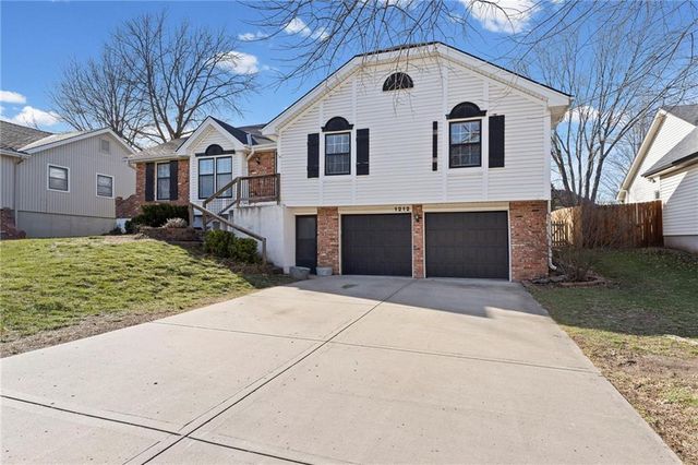 1212 E Frontier Lane, Olathe, KS 66062