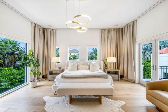 279 Galeon Ct, Coral Gables, FL 33143