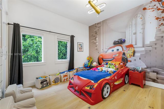 279 Galeon Ct, Coral Gables, FL 33143