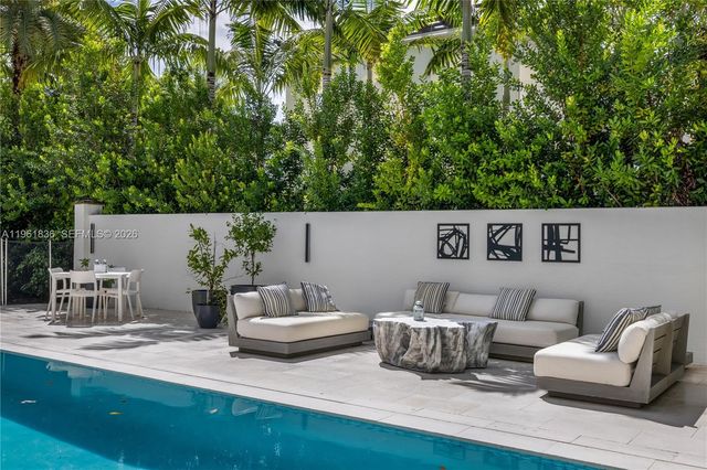 279 Galeon Ct, Coral Gables, FL 33143