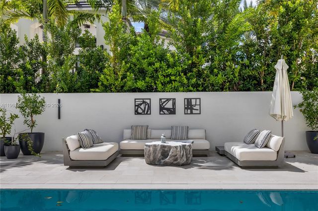 279 Galeon Ct, Coral Gables, FL 33143