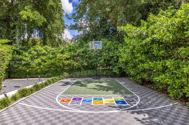 279 Galeon Ct, Coral Gables, FL 33143