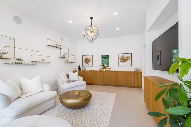 279 Galeon Ct, Coral Gables, FL 33143