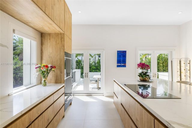 279 Galeon Ct, Coral Gables, FL 33143