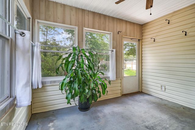 15 Rena Circle, Crossville, TN 38572
