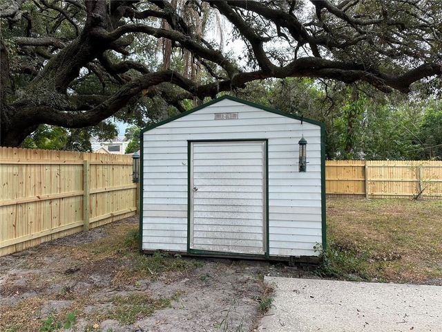 2001 E POWHATAN AVENUE, Tampa, FL 33610