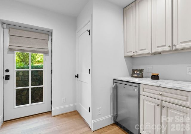 1550 Queens Road W, Charlotte, NC 28207