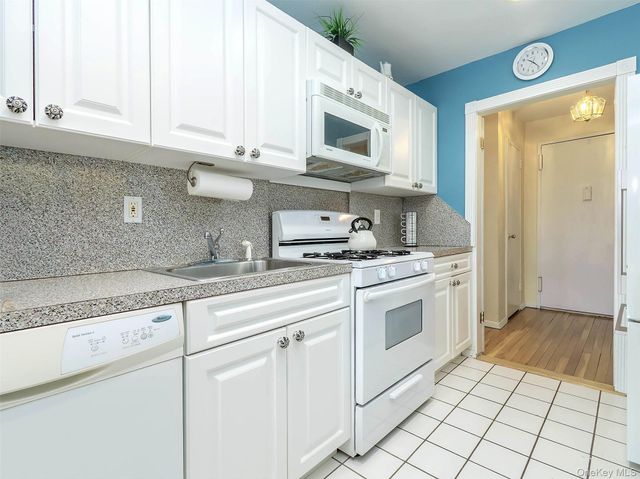 32 Pearsall 2D, Glen Cove, NY 11542