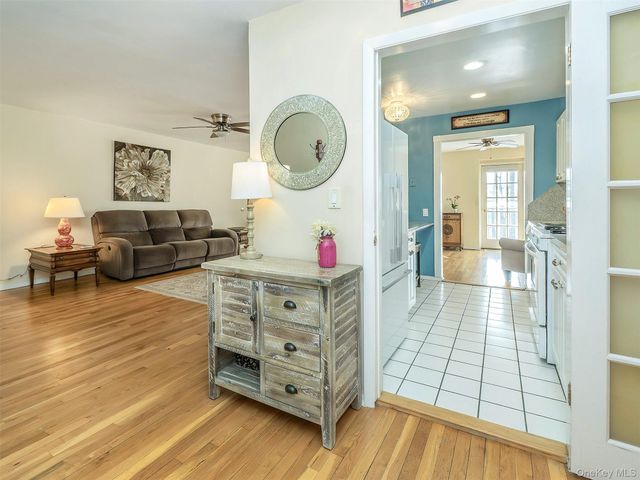 32 Pearsall 2D, Glen Cove, NY 11542