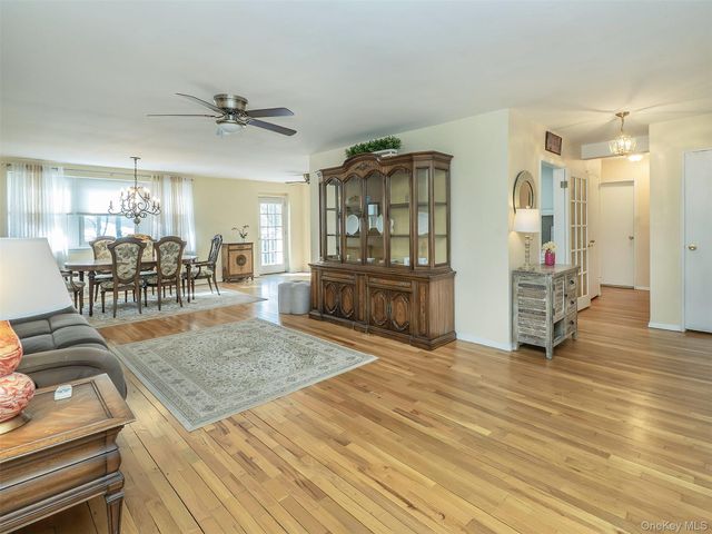 32 Pearsall 2D, Glen Cove, NY 11542