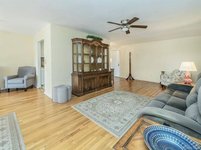 32 Pearsall 2D, Glen Cove, NY 11542