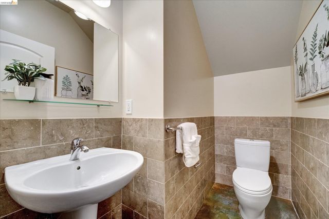 3038 E 18th St, Oakland, CA 94601