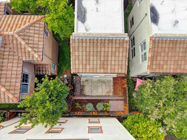 3038 E 18th St, Oakland, CA 94601