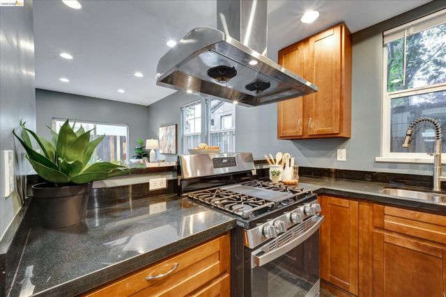 3038 E 18th St, Oakland, CA 94601