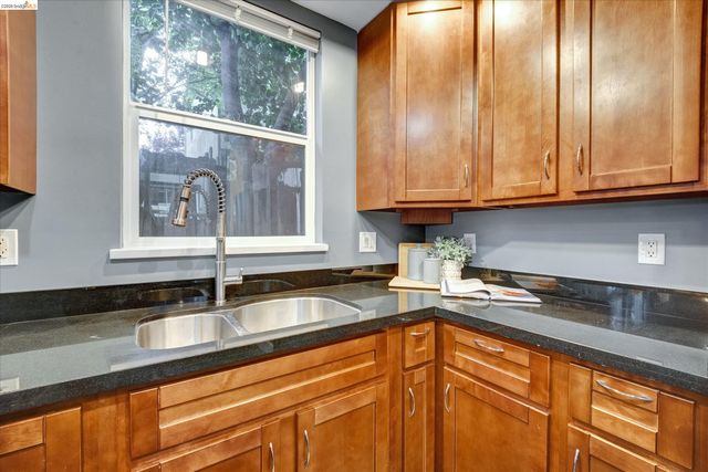 3038 E 18th St, Oakland, CA 94601