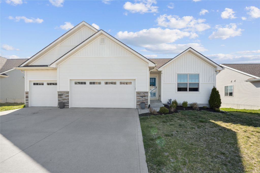528 Shiloh Rose Parkway NW, Bondurant, IA 50035