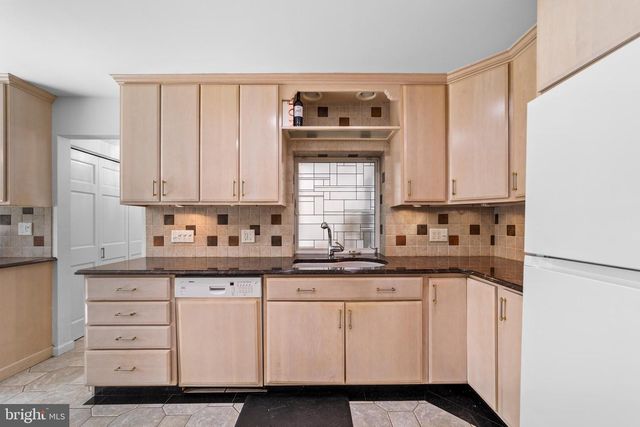 8 LOCKE CT, Ewing, NJ 08628