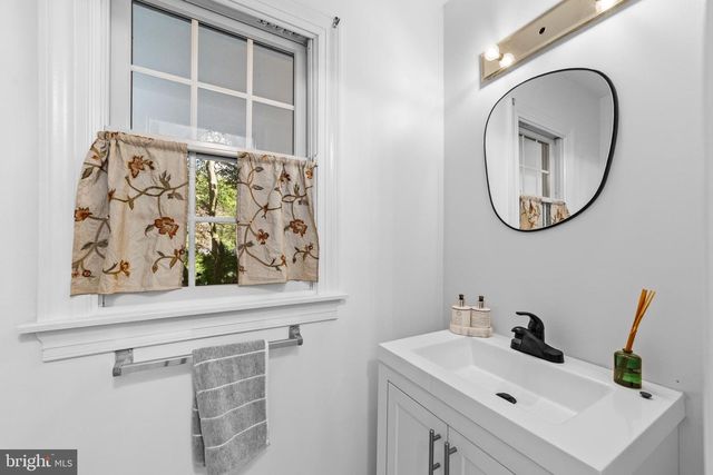 8 LOCKE CT, Ewing, NJ 08628