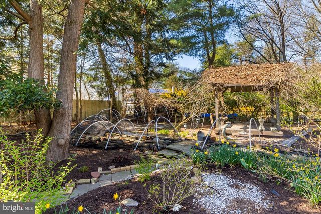 8 LOCKE CT, Ewing, NJ 08628